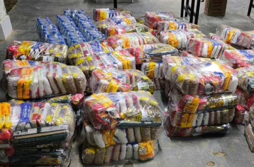 Imagem Entrega de água e cestas básicas