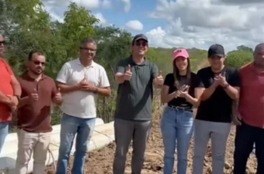 Imagem Gervásio Maia acompanhando a chegada da Adutora Transparaíba em Taperoá