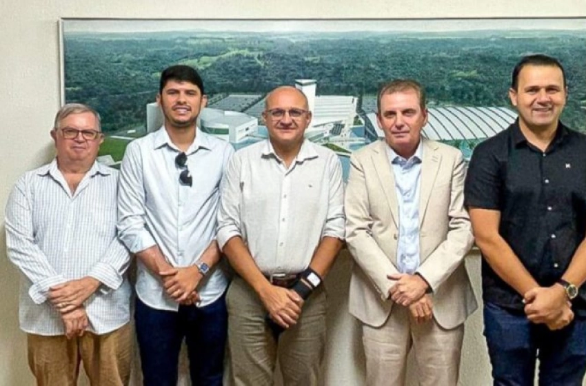 Imagem Chico Mendes ao lados de lideranças de Bernardino Batista