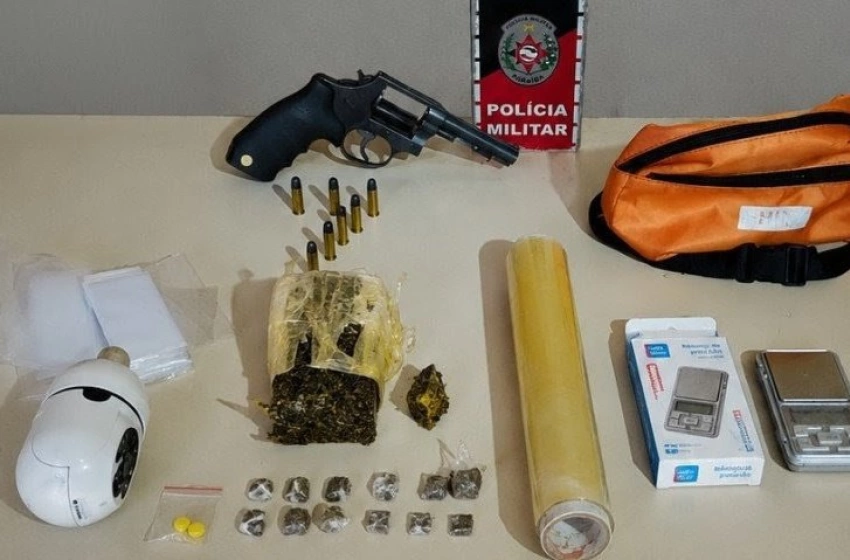 Imagem Drogas e arma de fogo apreendidas em ação policial no município de Santa Rita 