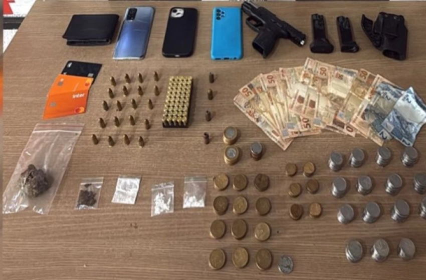 Imagem Drogas e arma apreenidos em ação policial na cidade de Santa Rita 