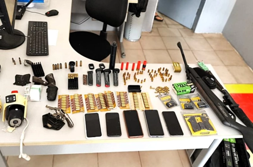Imagem Armas e munições apreendidas pela polícia militar no Conde 