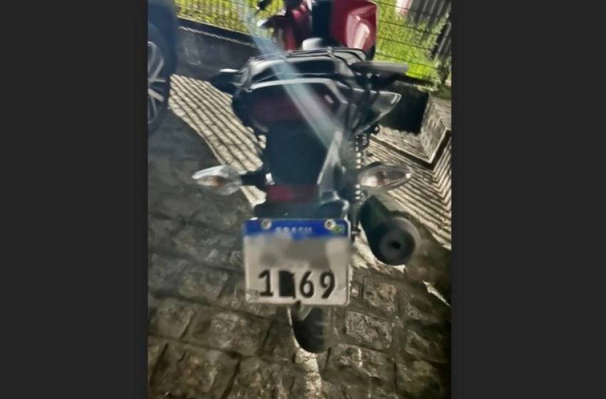 Imagem Motocicleta apreendida em ação da PRF