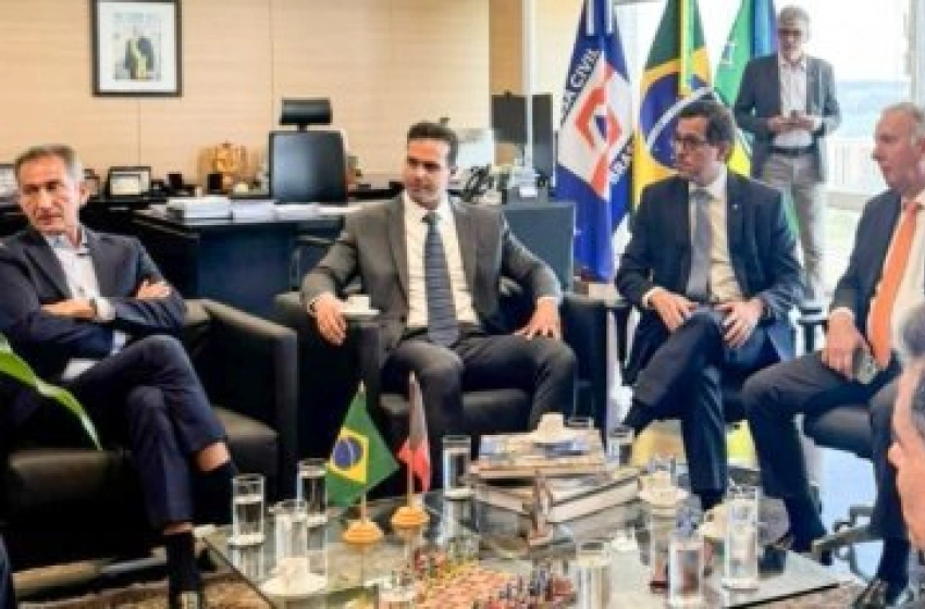 Imagem Gervásio Maia participando de reunião em Brasília