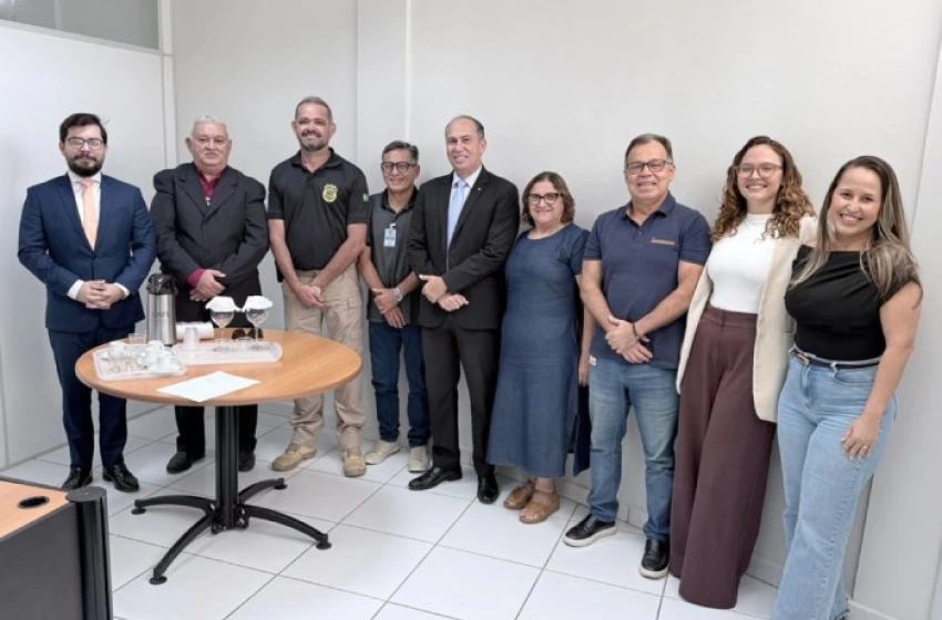 Imagem Juiz Trineto (centro) com a equipe de trabalho