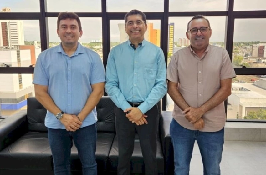 Imagem Helder Carvalho, Radamés Estrela em reunião com o secretário de Estado do Planejamento, Orçamento e Gestão da Paraíba, Gilmar Martins 