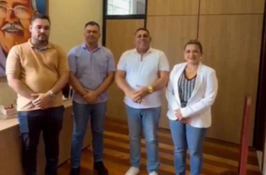 Imagem Prefeito João Neto ao lado de Valéria e do chefe de gabinete do governador, Neto Nepomuceno