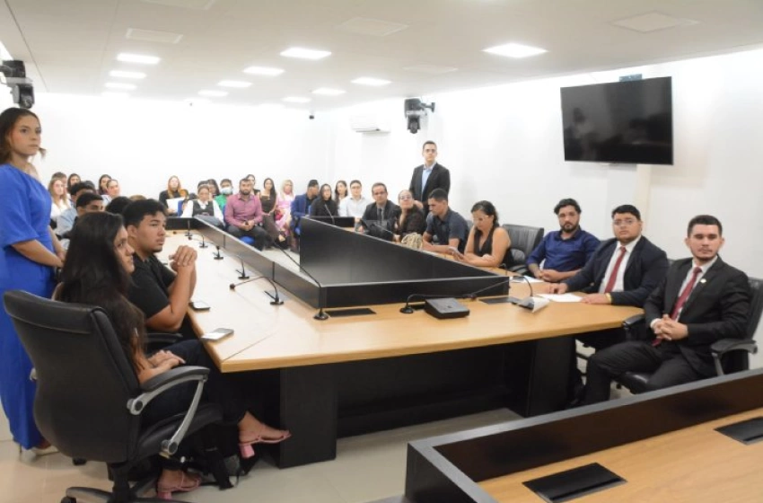 Imagem Estudantes de Direito na ALPB