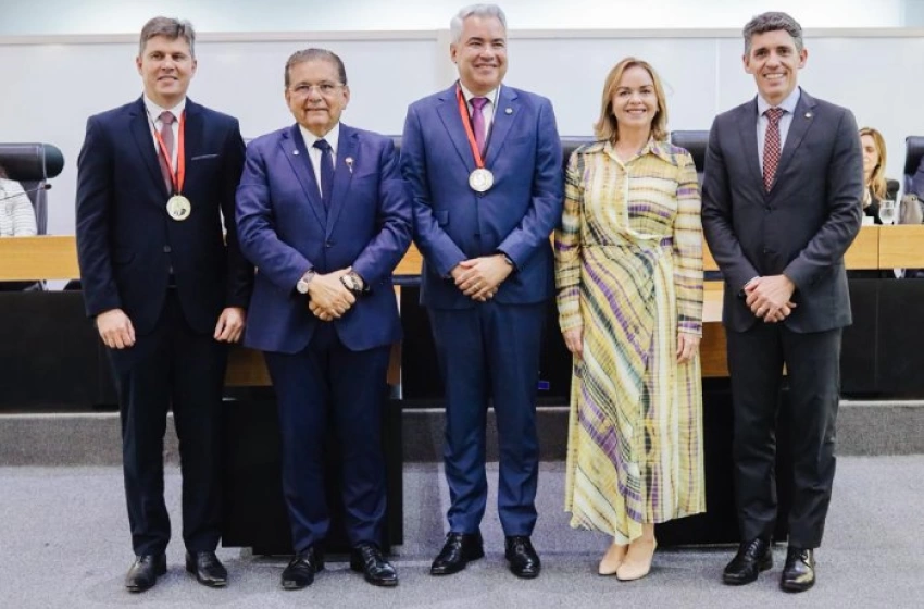 Imagem Medalha ao contador Alexandre Aureliano e a Conplan