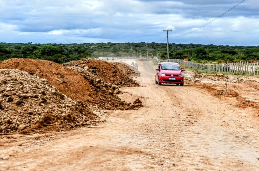 Imagem Obra de pavimentação da rodovia PB-210, no trecho entre Sumé e São José dos Cordeiros