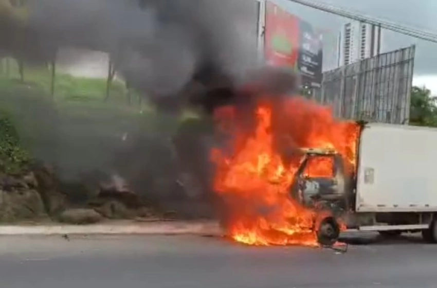Imagem Fogo em Caminhão na cidade de Campina Grande