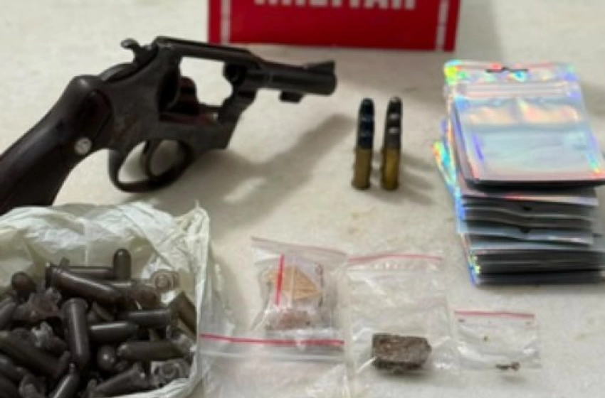 Imagem Arma, munições e drogas apreendidas em ação da PM