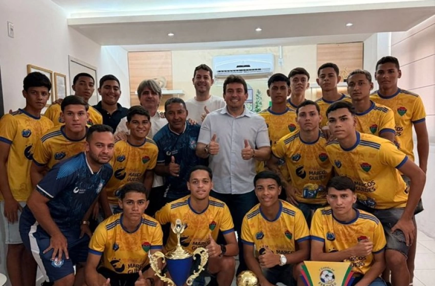Imagem Helder ao lado de jogadores e comissão técnica do Centro Recreativo Angelim (CRA)