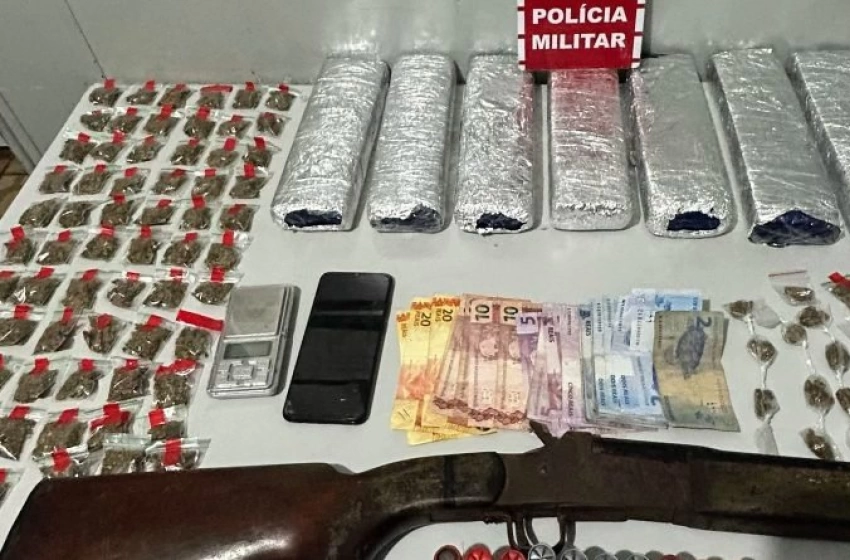 Imagem Arma e drogas apreendidas pela polícia militar em Mamanguape 