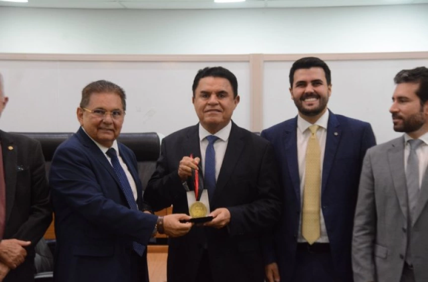 Imagem Medalha Epitácio Pessoa ao deputado Wilson Santiago