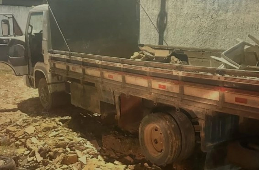 Imagem Homem é autuado por descarte irregular de entulho e tem caminhão apreendido