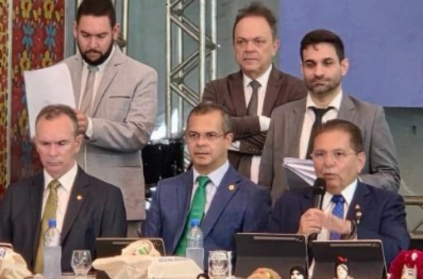 Imagem Jutay Meneses durante sessão ordinária da ALPB, realizada no Salão do Artesanato, em Campina Grande