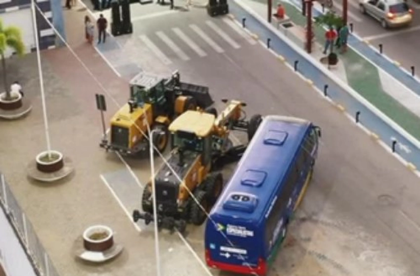 Imagem Entrega de uma motoniveladora, uma pá carregadeira e um micro-ônibus