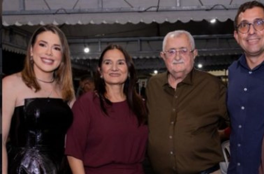 Imagem Gervásio ao lado de lideranças no município de Olho d’Água
