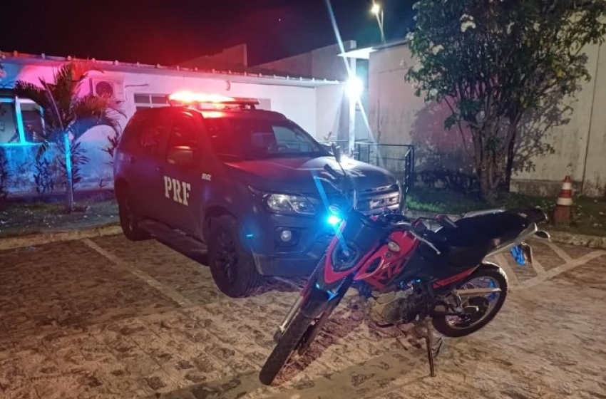 Imagem Motocicleta apreendida em ação da PRF