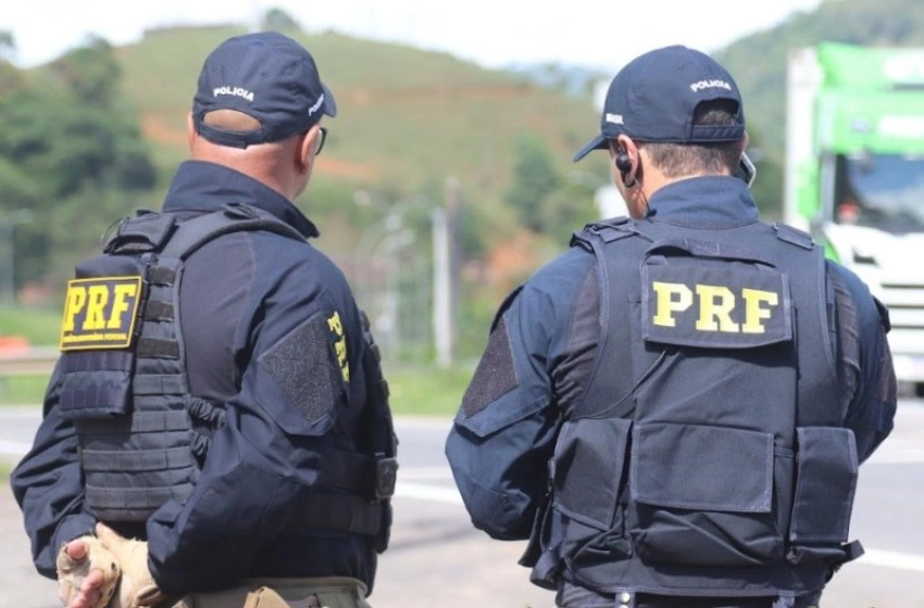 Imagem Políciias Rodoviários Federais na pista