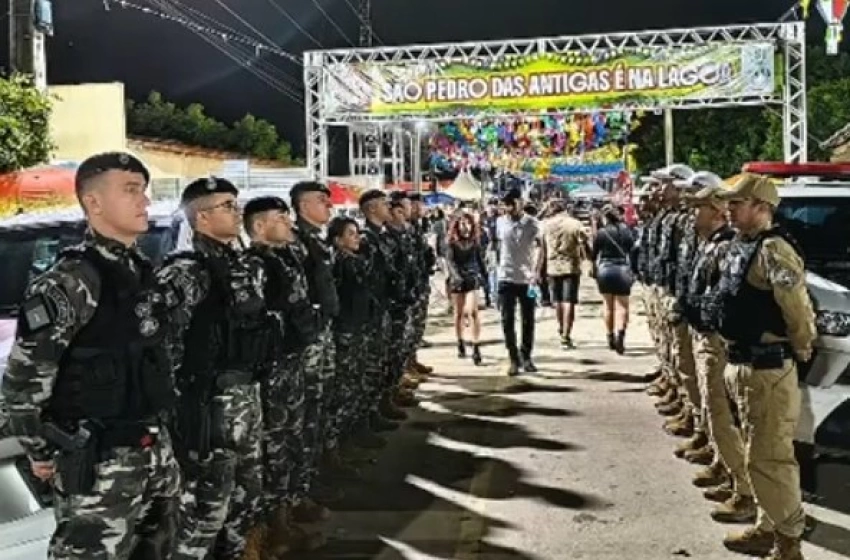 Imagem Polícia militar durante festividade junina promovida na comunidade Lagoa dos Estrelas