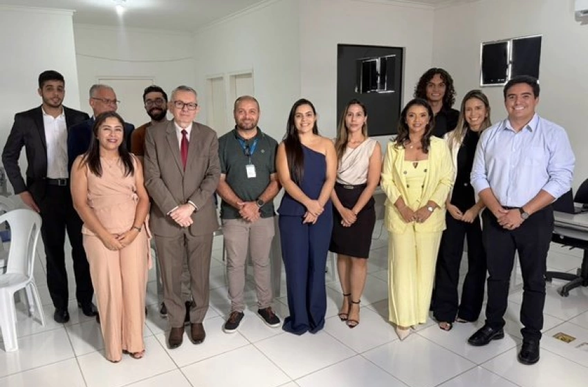 Imagem Juiz Bernardo Antonio com a equipe de trabalho