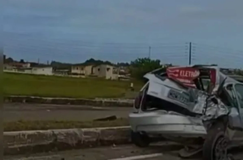 Imagem Veículo atingido por caminhão