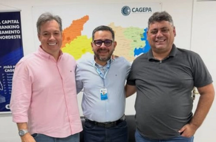 Imagem Deputado Júnior Araújo na sede da Cagepa ao lado do prefeito Thially