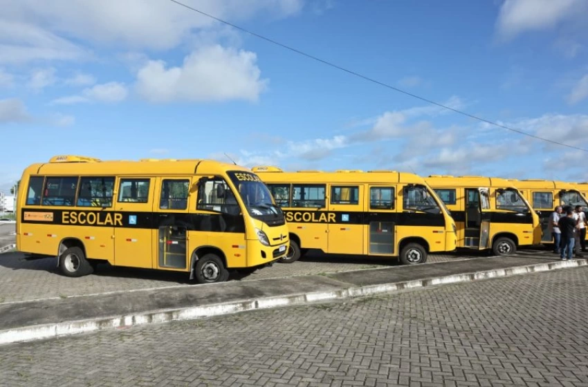 Imagem Lucas Ribeiro entrega novos ônibus escolares com investimento de R$ 22 milhões