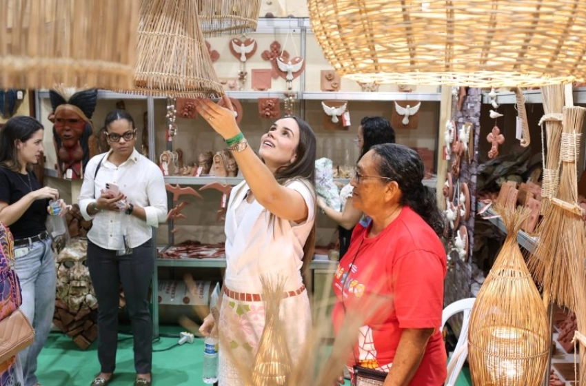 Imagem Primeira-dama do Estado, Camila Mariz no primeiro dia de exposição na Feira Nacional de Negócios do Artesanato