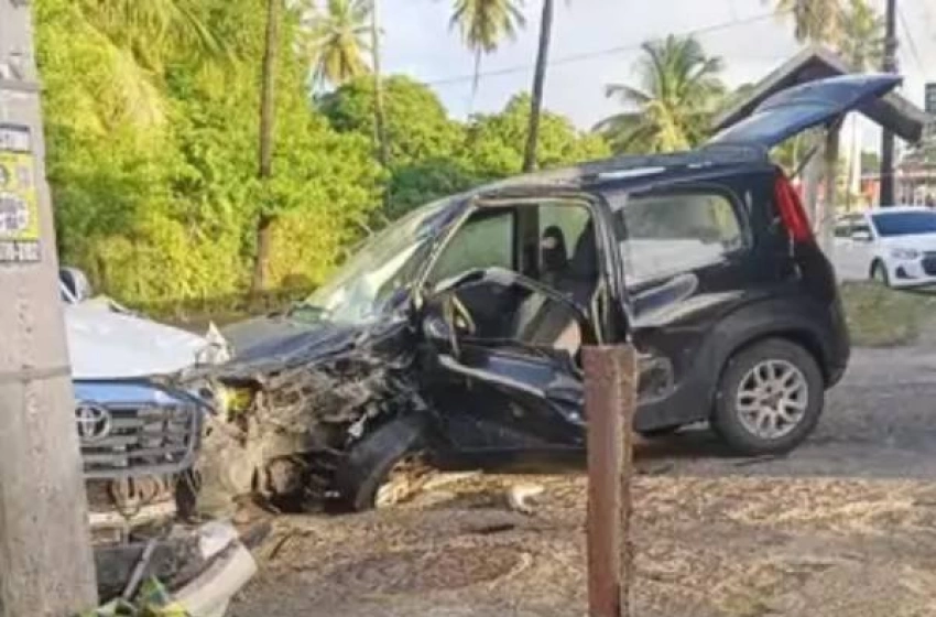 Imagem Colisão frontal entre dois automóveis