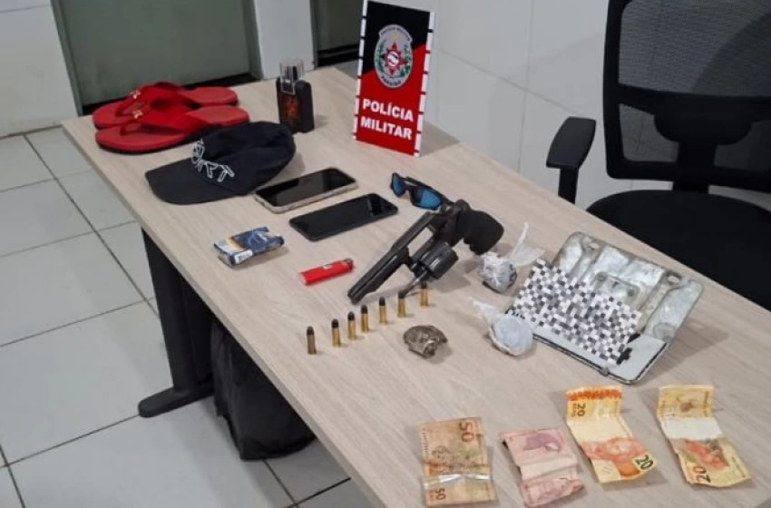 Imagem Arma de fogo e outros objetos apreendidos em ação da polícia militar 