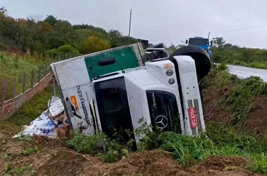 Imagem Tombamento de caminhão próximo à Monteiro