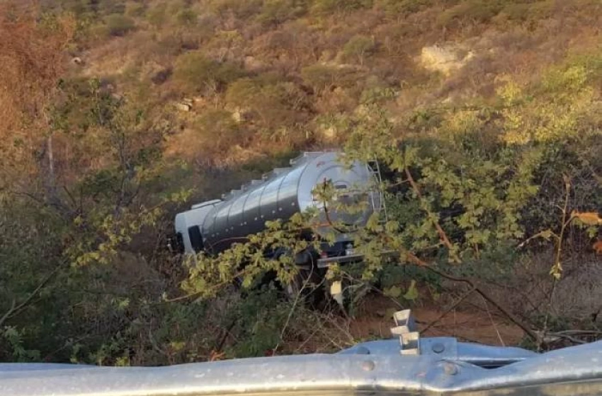Imagem Acidente com caminhão-tanque de transporte de leite