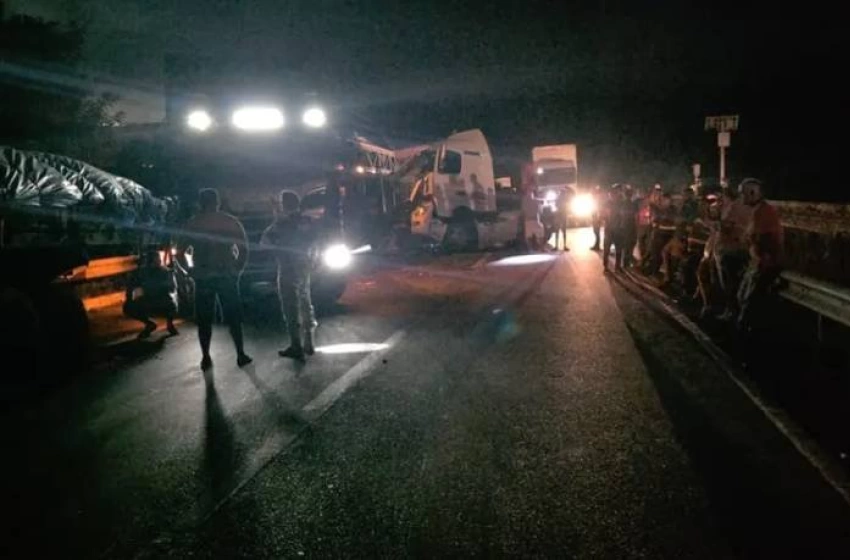 Imagem Colisão entre dois caminhões na BR-101, em Caaporã
