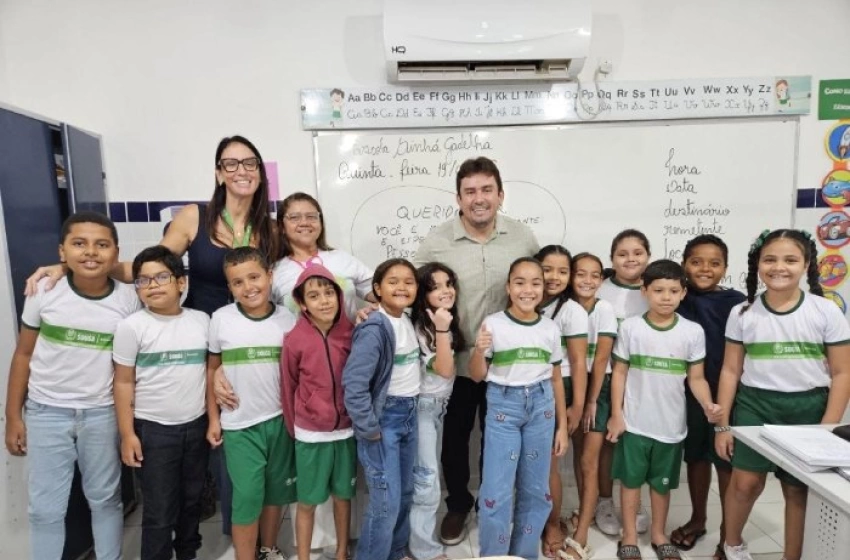 Imagem Helder ao lado de Bruna e alunos