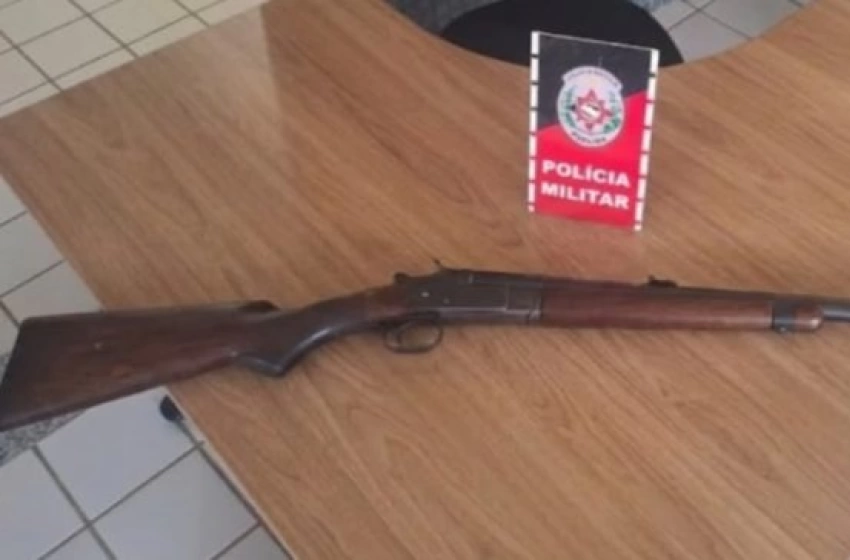 Imagem Espingarda apreendida pela polícia militar na zona rural de Sousa 