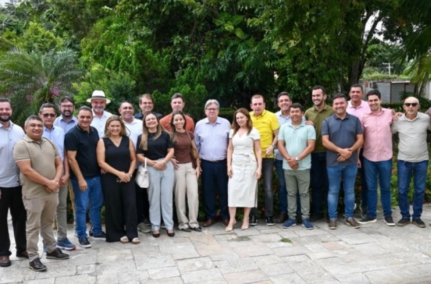 Imagem Prefeitos ao lado de Nill e chico Mendes 