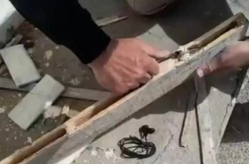 Imagem Celulares, carregadores e fone de ouvido escondidos dentro de pedaço de madeira