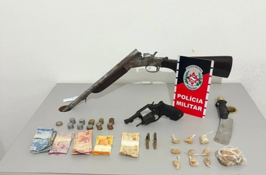 Imagem Armas, munições e drogas apreendidas em ação da PM
