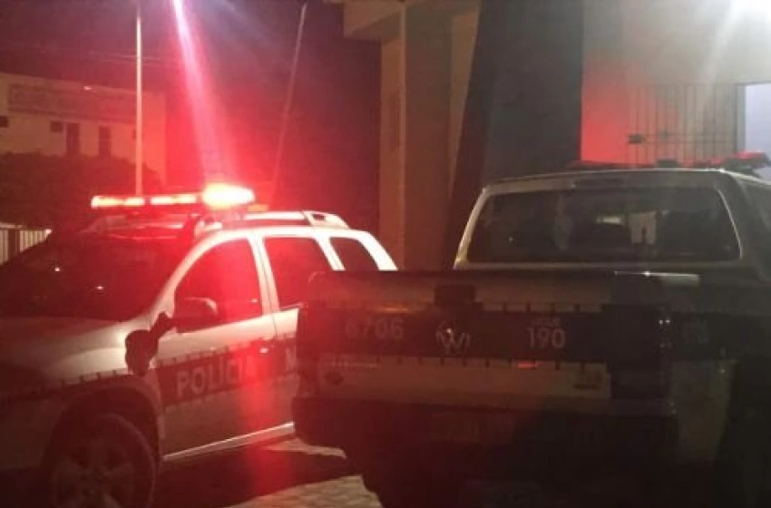 Imagem Prisão de homem após quebrar móveis e tentar agredir familiares e policiais