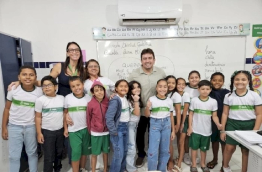 Imagem Helder ao lado de Bruna e alunos