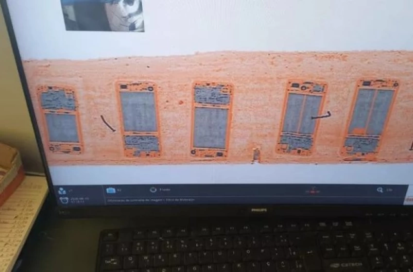Imagem Celulares encontrados dentro de tábua 