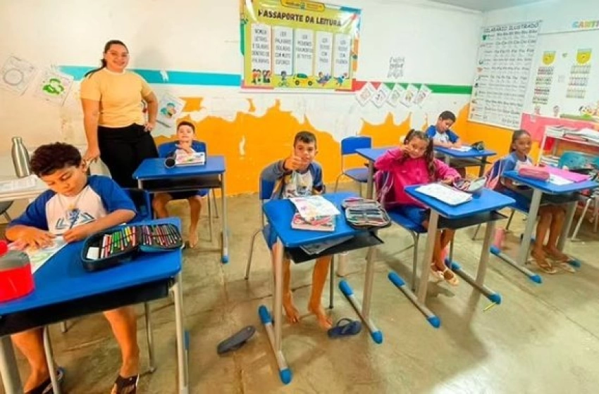 Imagem Novo mobiliário sendo entregue na EMEF Joaquim Honório Queiroga, localizada no Assentamento Veneza, em Aparecida
