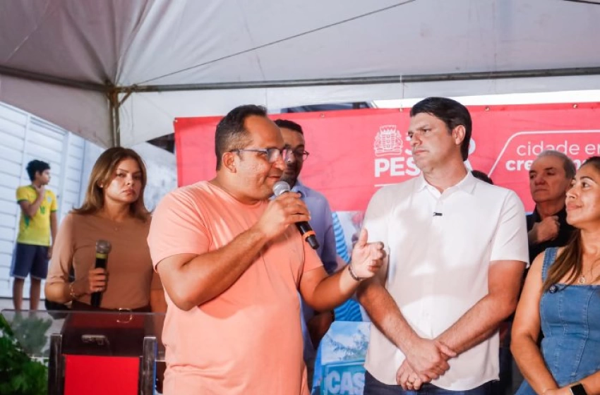 Imagem Prefeito Leo Bezerra autorizando pavimentação de 35 ruas