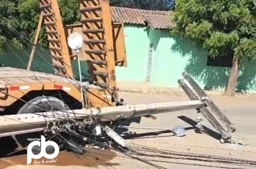 Imagem Poste caídio em Rua do Alto Capanema, em Sousa