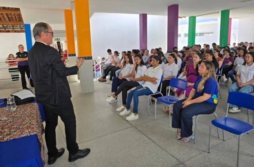 Imagem Alerta sobre uso de celulares por estudantes em sala de aula 