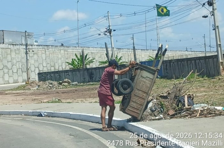 Imagem Homem flagrado despejando lixo em plena via pública