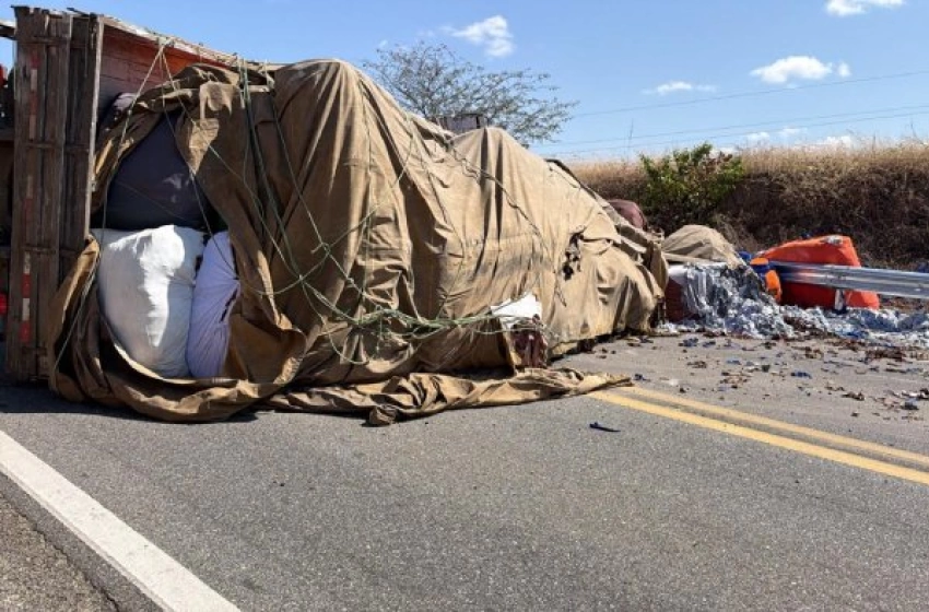 Imagem Tombamento de caminhão em Pombal
